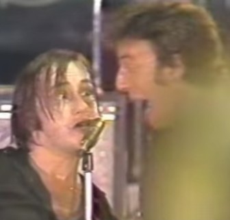 Southside Johnny and Bruce Springsteen sing together, in 1978.