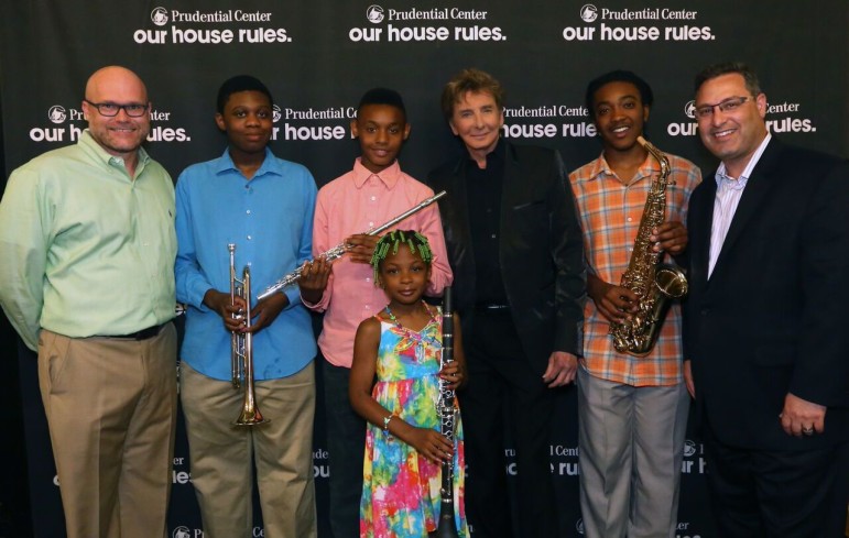 Newark public school students with, from left, Prudential Center vice president of booking Brian Gale, Barry Manilow and Prudential Center executive vice president of entertainment programming Sean Saadeh.